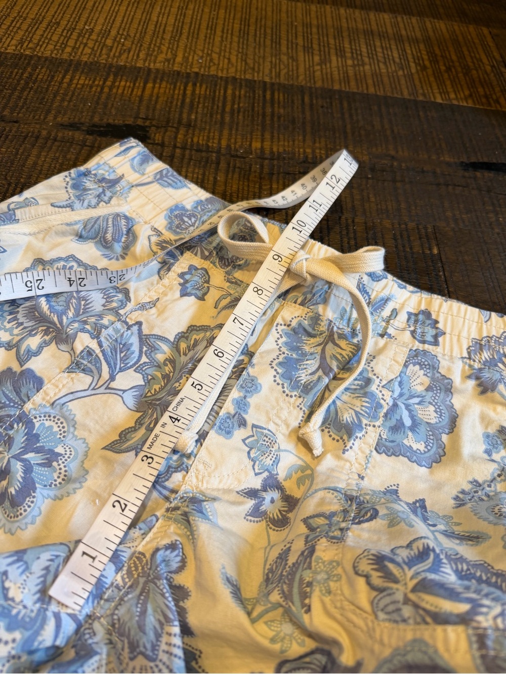 Democracy Off-White with Blue Floral Lightweight Cargo Style Capri Pants, Sz 6 - Picture 6 of 7